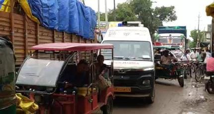 The ambulance was stuck in the traffic jam for an hour