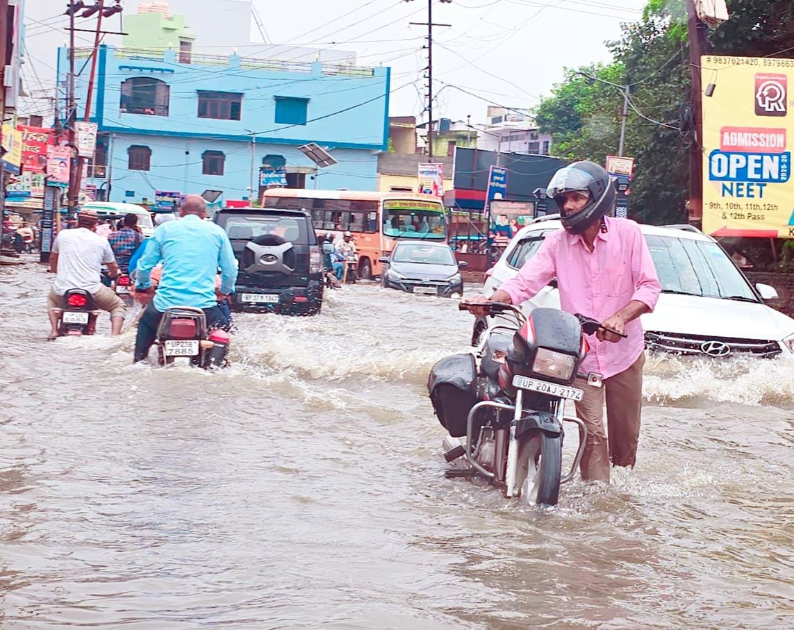 Heavy rain... City roads turned into ponds