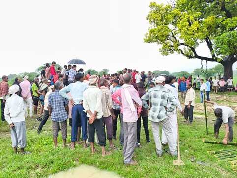 Mother and daughter were buried in the same pit