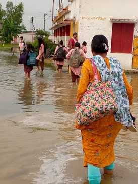 Waterlogging in schools due to rain, children troubled
