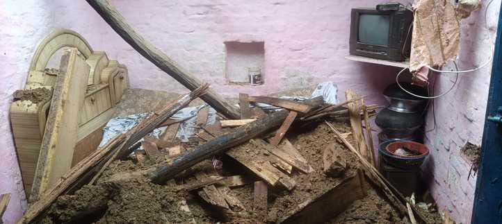 The roof of the house collapsed due to heavy rain, accident averted
