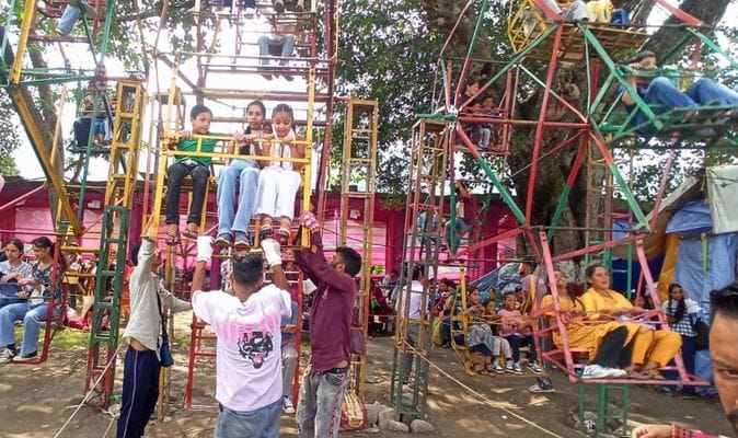 Crowd gathered for shopping in the temporary market of Minjar fair