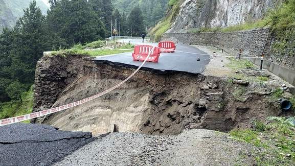 Malari Highway damaged up to 20 meters in Saldhar