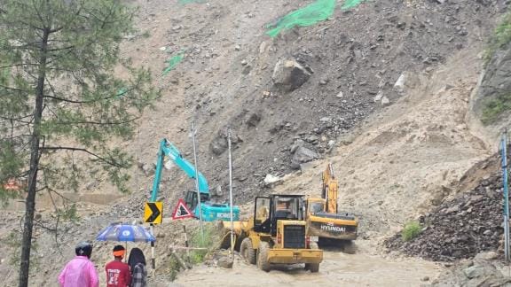 Debris came in Bharatoli, pickup got stuck