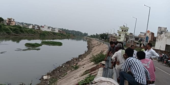 A young man jumped into a drain and died after not being given money to drink alcohol