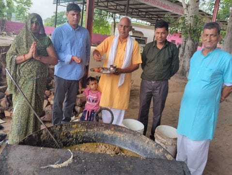 Devotees put up a 'Sawamani' at Shri Goshala Dholposh Ashram