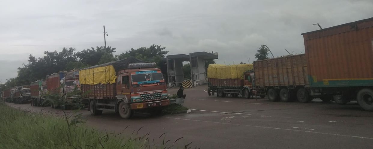 Heavy vehicles stopped on the expressway to avoid jam on Hardoi-Unnao road.