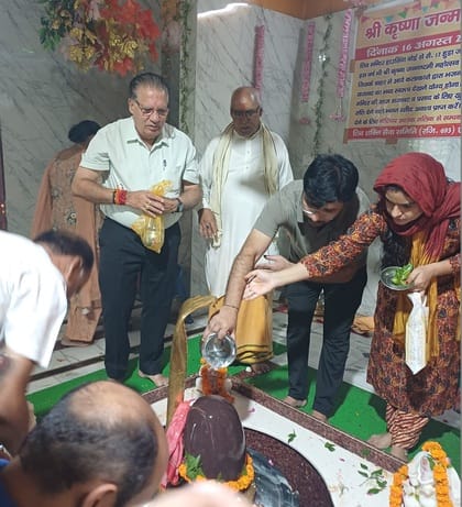The Shiva temple resonated with the chanting of Har Har Mahadev