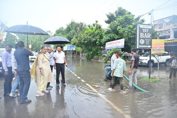 Mayor and Municipal Commissioner took charge amidst the rain