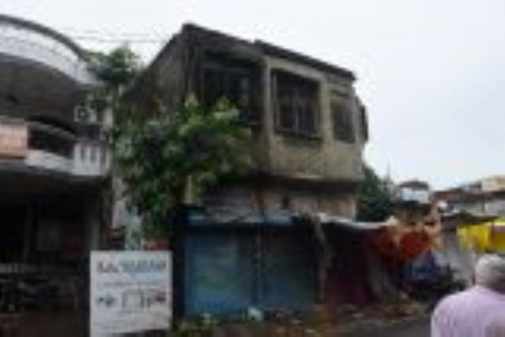 There is a danger of collapse of a dilapidated building in Dandia Bazaar, the road in front has been closed