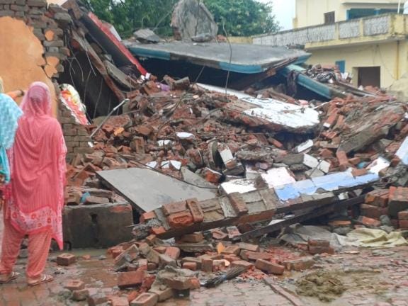 A two-storey house collapsed in the rain, a farmer died after being buried under the rubble