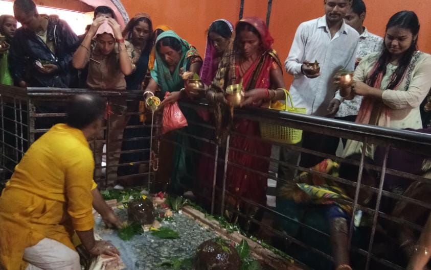Crowds of devotees gathered, chants of Mahadev kept resonating