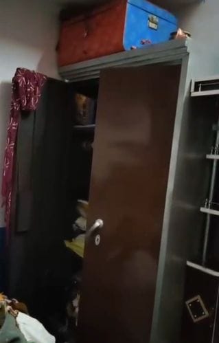 Breaking the lock of the house, theft of jewellery and cash worth eight lakhs