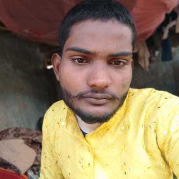 केशव कुमार का फाइल फोटो।रोते बिलखते परिजन
