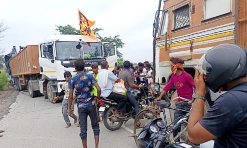 A group of devotees got stuck between a truck and a trolley and had an altercation with the driver