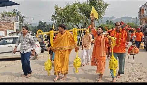 कांवड़ यात्रा में शामिल श्रद्धालु।