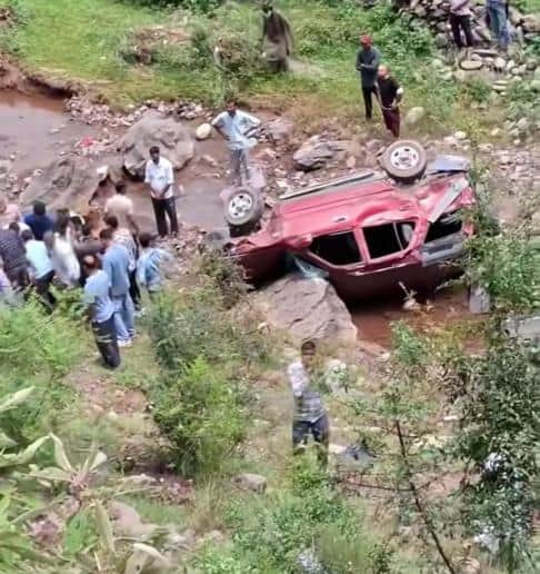 खाई में गिरी कार। 