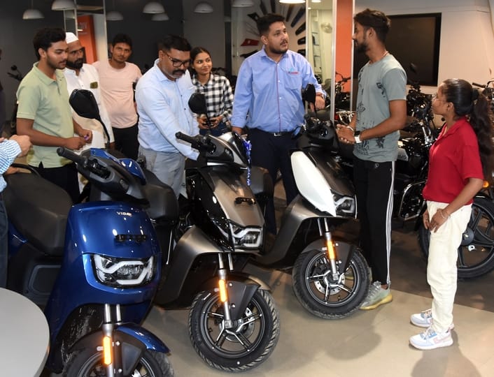 Brothers booked mobile and scooty for Rakshabandhan festival