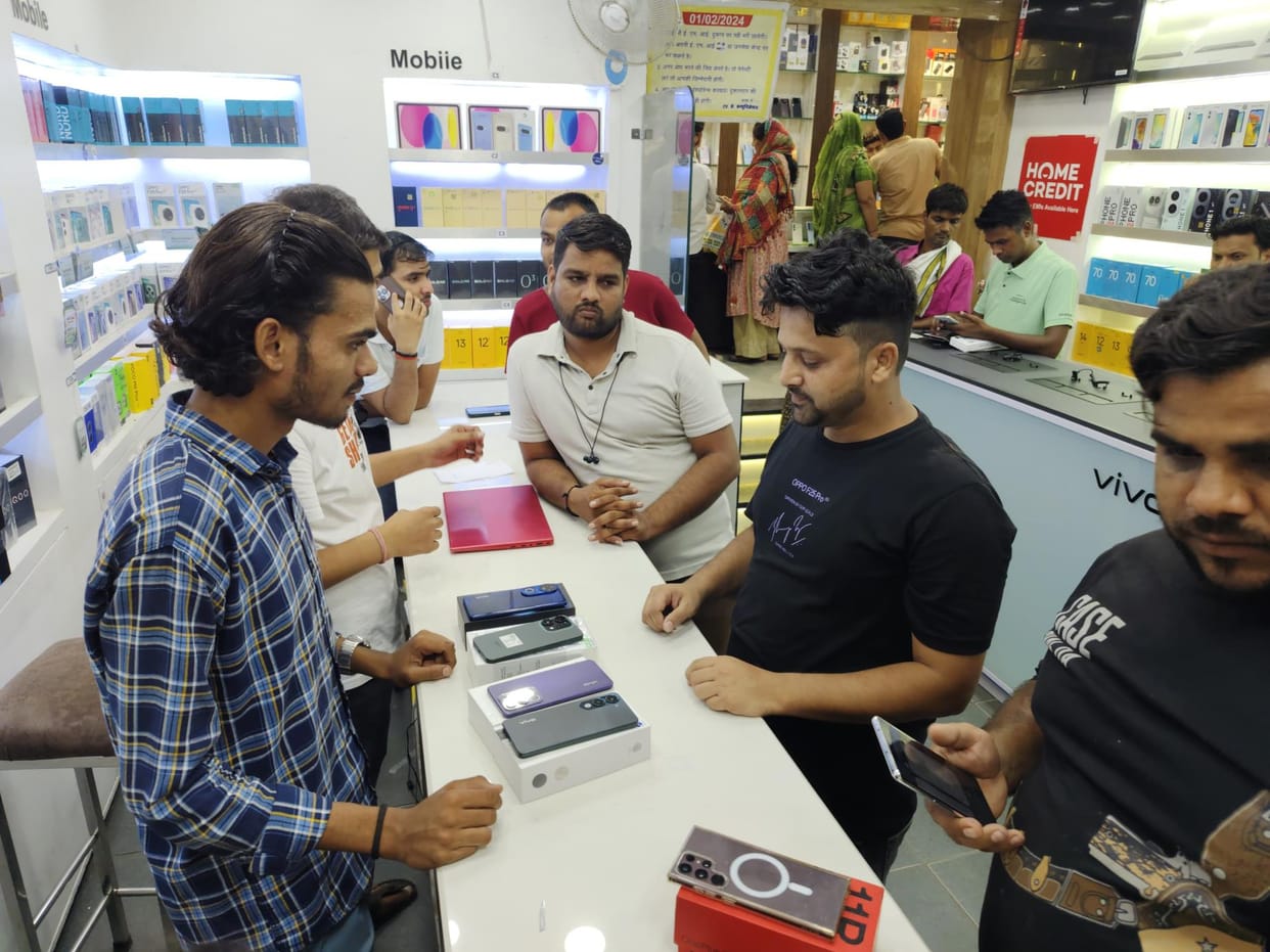 Craze for high-tech gifts on Rakshabandhan, ear buds and neckbands become the first choice