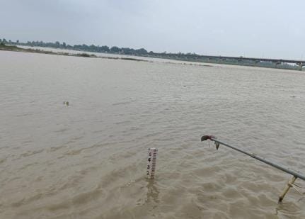 The water level of Ganga is rising at the rate of 2 centimetres per hour
