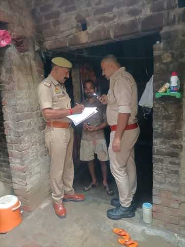 They looted the house by keeping a sickle on the neck of the child and beat up the couple
