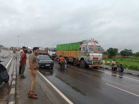 Even after 36 hours, the wheels of heavy vehicles remained stuck on the highway