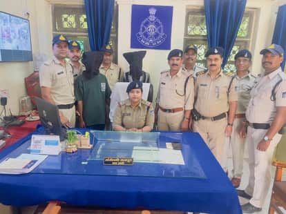 Passenger robbed at knife point in railway station