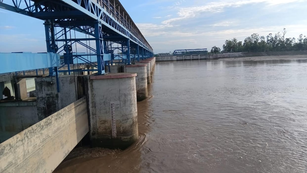 Rapti flowing 70 cm above the danger mark