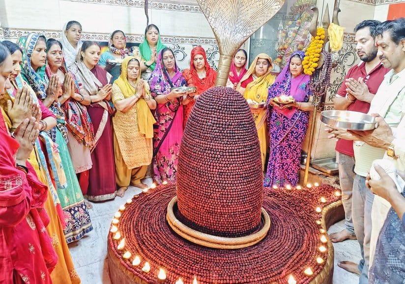 On the last Monday, devotees decorated Baba with Rudraksha