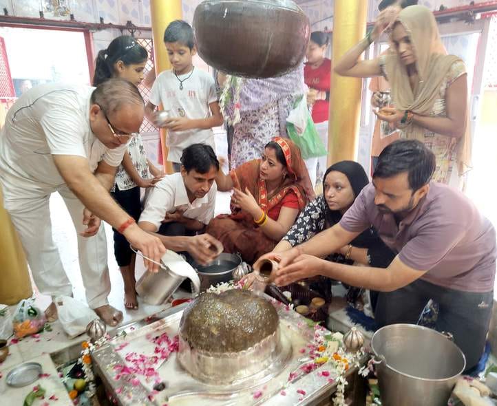Despite the rain, a huge crowd of devotees gathered for the Jalabhishek of Bholenath