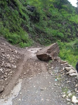 Vehicles stopped running on 90 roads in the district, darkness prevailed in Manali due to shutdown of 67 transformers
