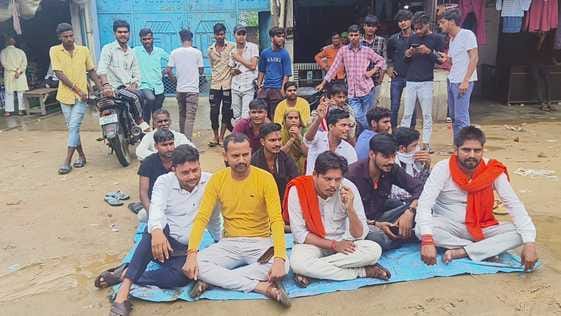 Hindu organizations demonstrated in front of the police station