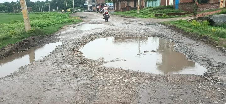 500 trucks come every day on a three kilometer long road, 800 potholes are formed