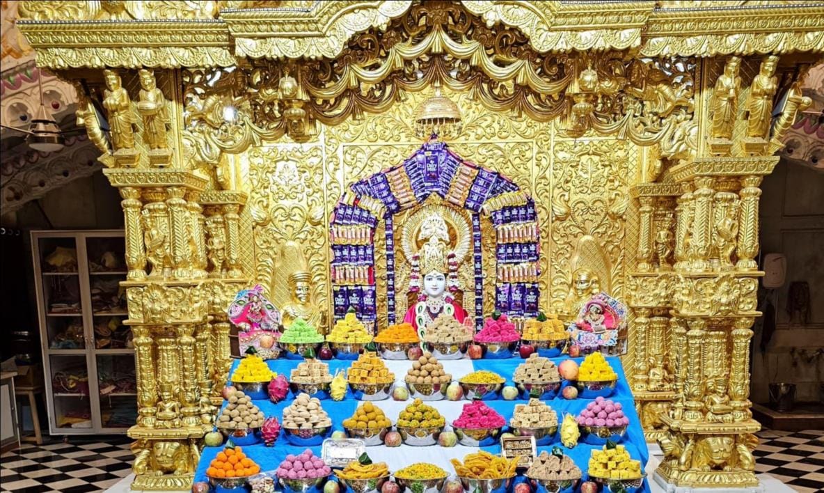 The temple reverberated with the continuous recitation of Swami Narayan Dhun