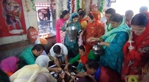 Devotees worship of Lord Shiva
