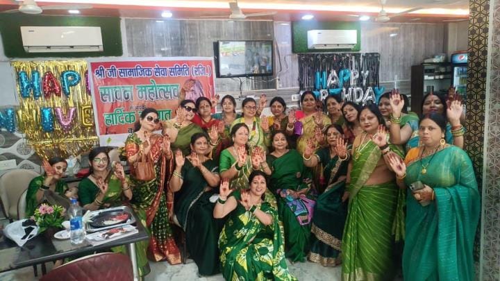 Women danced after applying mehndi in Sawan Mahotsav
