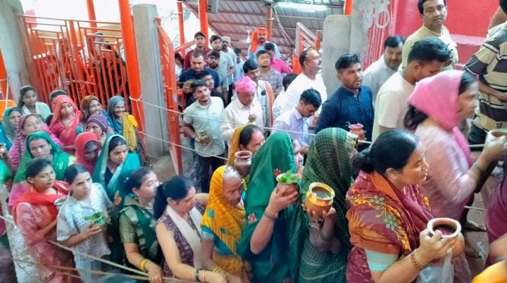 Amidst the drizzling rain, devotees performed Jalabhishek to Lord Shiva