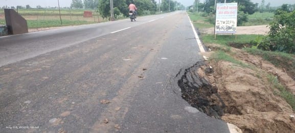 Puwaiyan-Dataganj State Highway collapsed due to rain... danger to pedestrians