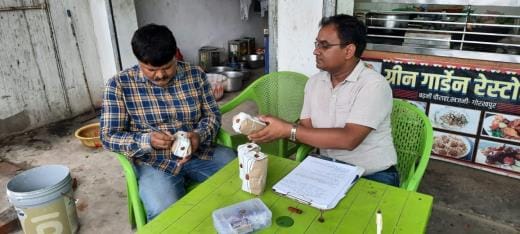 Gorakhpur News: Raid was conducted in Rapti Nagar Mart and four shops in Khajni, 10 samples were taken