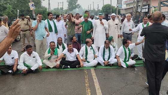 Angry farmers blocked the road due to non-construction of dilapidated road