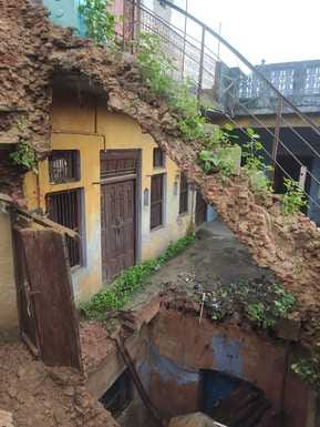 Wall collapsed again in Dinanath market, is a big accident waiting to happen