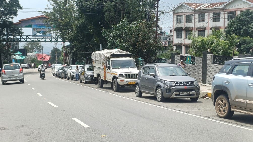Traffic rules are being flouted at the gate of the temple of law