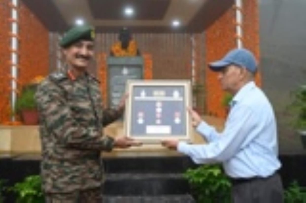 Martyr Captain Chandra Narayan's bravery medal handed over to Garhwal Rifles