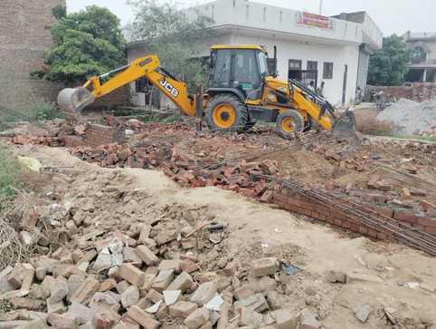 Bulldozers run on illegal colonies, panic among people