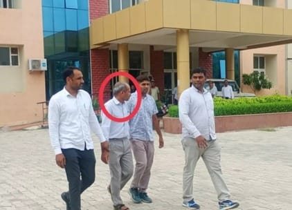 Patwari arrested red handed while taking bribe of 11 thousand rupees
