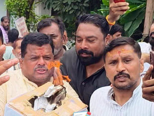 Ujjain Congressmen burnt effigy smart meter, Congressmen said means looting the city residents