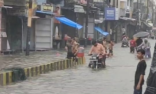 Waterlogging on Nainital road, traffic halted