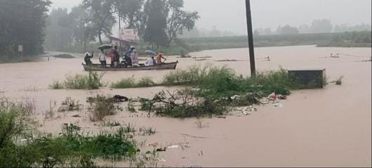Traffic stopped due to water of Malan on Mandawar road