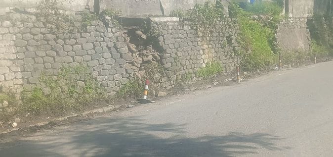 Road detector poles collapsed in four days, people raised questions on their quality