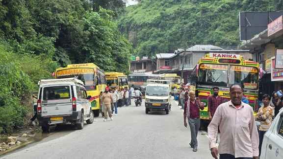 Private bus stuck in Pandoh for hours, passengers created ruckus
